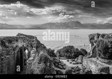 Vue sur le lac de garde dans des grottes de Catulle,la villa romaine sait comme Catulliana Villa ou 'Grottes de Catulle',le 1er siècle avant JC. Banque D'Images