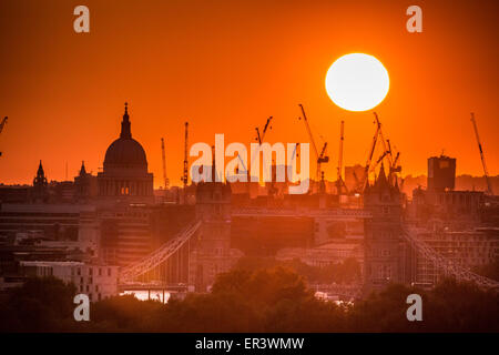 Londres, Royaume-Uni. 26 mai, 2015. La Cathédrale St Paul Sunse Crédit : Guy Josse/Alamy Live News Banque D'Images