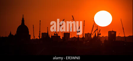 Londres, Royaume-Uni. 26 mai, 2015. La Cathédrale St Paul Sunse Crédit : Guy Josse/Alamy Live News Banque D'Images