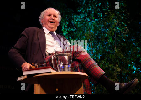 Hay Festival, Powys, Wales - Mai 2015 - Auteur Alexander McCall Smith bénéficie d'une blague sur scène à l'Hay Festival comme il parle de ses nombreux romans, dont son dernier livre acides O'Leary's Dinner Party. Banque D'Images