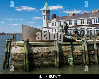 Les marins de la marine marchande américaine' Memorial avec une jetée de la ville en arrière-plan, NYC Banque D'Images