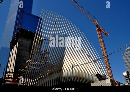 New York City : Santiago Calatrava chemin nouveau et magnifique centre de transport passant au Ground Zero à Manhattan Banque D'Images