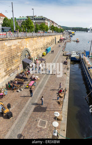 La promenade le long de la rivière Vltava, Rasinovo nabrezi, Prague, République Tchèque, Europe Banque D'Images