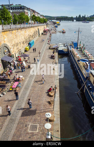 La promenade le long de la rivière Vltava, Rasinovo nabrezi, Prague, République Tchèque, Europe Banque D'Images