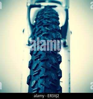 Libre de la roue avant d'un vélo de montagne avec un pneu neuf Banque D'Images
