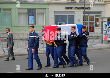 Paris, France. 26 mai, 2015. Les autorités de Paris sont l'escorte cercueils représentant quatre figures de la résistance de la Seconde Guerre mondiale à travers la capitale française vers le Panthéon, le lieu de repos des héros français. Cet événement Mardi, répétition, fait partie de deux jours de l'organisation de cérémonies en l'honneur des deux femmes et deux hommes, destiné à symboliser les efforts français contre la violence extrémiste dans le passé et aujourd'hui, quatre mois après les attaques terroristes morts 20 gauche à Paris. Crédit : Paul Quayle/Alamy Live News Banque D'Images