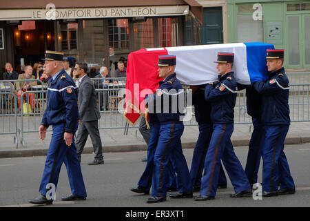 Paris, France. 26 mai, 2015. Les autorités de Paris sont l'escorte cercueils représentant quatre figures de la résistance de la Seconde Guerre mondiale à travers la capitale française vers le Panthéon, le lieu de repos des héros français. Cet événement Mardi, répétition, fait partie de deux jours de l'organisation de cérémonies en l'honneur des deux femmes et deux hommes, destiné à symboliser les efforts français contre la violence extrémiste dans le passé et aujourd'hui, quatre mois après les attaques terroristes morts 20 gauche à Paris. Crédit : Paul Quayle/Alamy Live News Banque D'Images