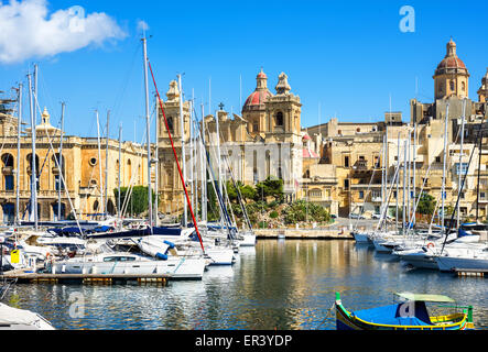 Avis de Vittoriosa Port avec l'église Saint-Laurent. Malte Banque D'Images