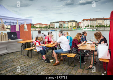 Marché de rue de Prague sur le quai de la Vltava, Prague, République Tchèque, Europe Banque D'Images