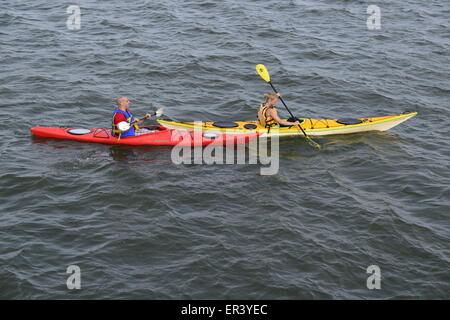 Merrick du sud, New York, USA. 24 mai 2015. Un jeune homme et femme sont rient en kayak dans la baie de Merrick le long de la rive sud du parc de prélèvement et conservation au cours du week-end du Memorial Day. Le kayak rouge et jaune Caroline avait kayak avait écrit sur Montauk leurs arcs. Banque D'Images