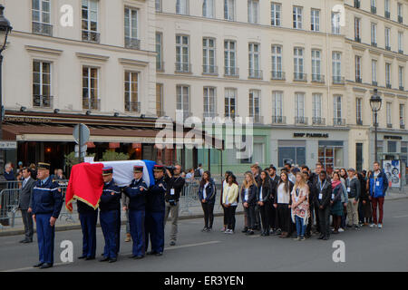 Paris, France. 26 mai, 2015. Les autorités de Paris sont l'escorte cercueils représentant quatre figures de la résistance de la Seconde Guerre mondiale à travers la capitale française vers le Panthéon, le lieu de repos des héros français. Cet événement Mardi, répétition, fait partie de deux jours de l'organisation de cérémonies en l'honneur des deux femmes et deux hommes, destiné à symboliser les efforts français contre la violence extrémiste dans le passé et aujourd'hui, quatre mois après les attaques terroristes morts 20 gauche à Paris. Crédit : Paul Quayle/Alamy Live News Banque D'Images