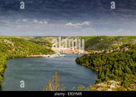 Vue sur la baie de Jávea se terminant le fleuve Krka en Croatie Banque D'Images