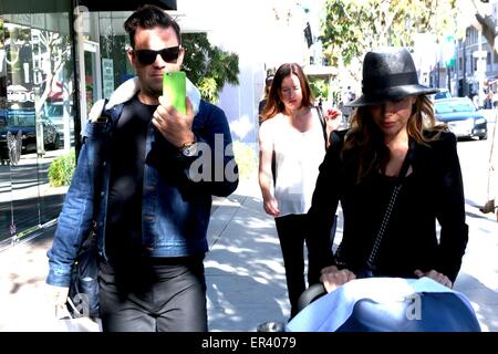 Robbie Williams repéré avec sa femme Ayda Field Beverly Hills comprend : Robbie Williams,Ayda Field Où : Los Angeles, California, United States Quand : 21 novembre 2014 Crédit : Winston Burris/WENN.com Banque D'Images