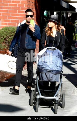 Robbie Williams repéré avec sa femme Ayda Field Beverly Hills comprend : Robbie Williams,Ayda Field Où : Los Angeles, California, United States Quand : 21 novembre 2014 Crédit : Winston Burris/WENN.com Banque D'Images