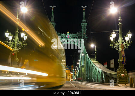 Pont de la liberté avec le tram de nuit à Budapest Banque D'Images