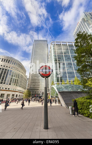 Canary Wharf Tower, One Canada Square par l'architecte César Pelli, avec underground sign en premier plan, Londres Banque D'Images