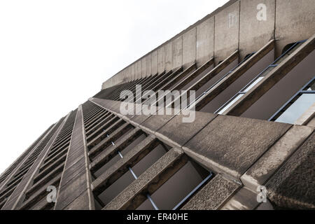 Lauderdale Tower dans le Barbican Estate, un développement résidentiel et complexe artistique depuis les années 1960 dans la ville de Londres Banque D'Images