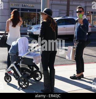 Robbie Williams repéré avec sa femme Ayda Field Beverly Hills comprend : Robbie Williams,Ayda Field Où : Los Angeles, California, United States Quand : 21 novembre 2014 Crédit : Winston Burris/WENN.com Banque D'Images