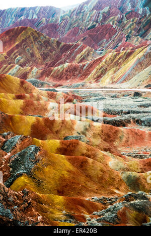 Le bel arc-en-ciel, à la forme de relief Danxia Zhangye parc géologique dans le Gansu. Banque D'Images