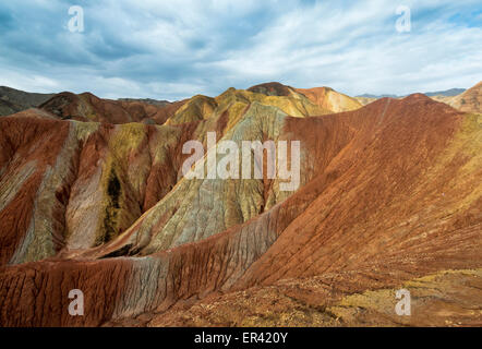 Le bel arc-en-ciel, à la forme de relief Danxia Zhangye parc géologique dans le Gansu. Banque D'Images