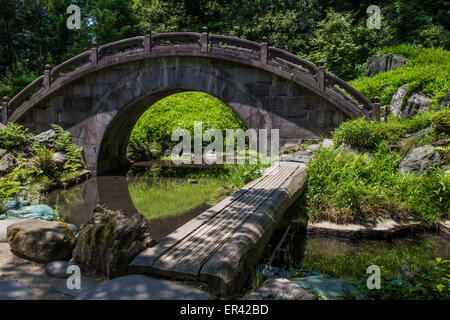 Engetsukyo Bridge, ou 'full moon' pont construit dans le style chinois au jardin Koishikawa Korakuen à Tokyo. Banque D'Images