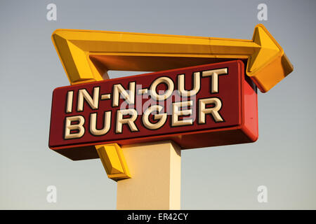 LOS ANGELES, CA/USA - Mai 24, 2015 : Panneau extérieur d'un In-N-Out Burger restaurant. In-N-out des hamburgers, Inc. est une chaîne régionale o Banque D'Images