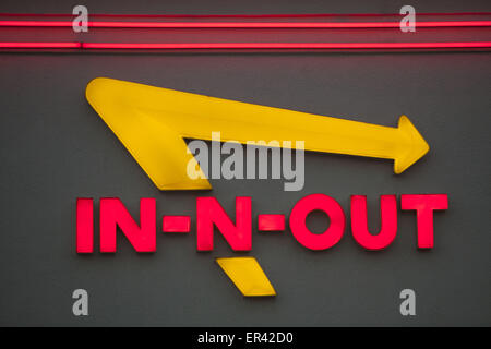 LOS ANGELES, CA/USA - Mai 24, 2015 : Panneau extérieur d'un In-N-Out Burger restaurant. In-N-out des hamburgers, Inc. est une chaîne régionale o Banque D'Images