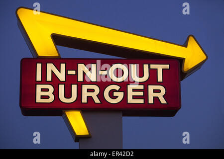 LOS ANGELES, CA/USA - Mai 24, 2015 : Panneau extérieur d'un In-N-Out Burger restaurant. In-N-out des hamburgers, Inc. est une chaîne régionale o Banque D'Images