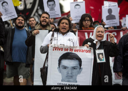 (150527) -- BUENOS AIRES, 27 mai 2015 (Xinhua) -- Hilda Hernandez Rivera (L), mère de l'élève manquant Cesar Gonzalez Hernandez de l'École Normale Rurale 'Raul Isidro Burgos' d'Ayotzinapa, Mexique, crie des slogans avec Nora Cortinas (R), membre de l'association Mères de la Place de mai, lors de la "Caravane" de l'Amérique du Sud 43, avec les organisations sociales et les résidents du Mexique à l'Argentine, à Buenos Aires, Argentine, le 26 mai 2015. Selon la presse locale, les parents et les proches des disparus les étudiants de l'École Normale Rurale 'Raul Isidro Burgos' d'Ayotzinapa effectué les '43 Sou Banque D'Images