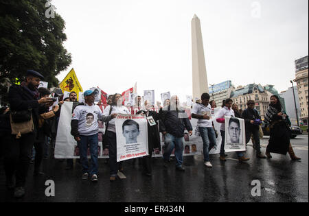 (150527) -- BUENOS AIRES, 27 mai 2015 (Xinhua) -- les parents des élèves absents de l'École Normale Rurale 'Raul Isidro Burgos' d'Ayotzinapa, Mexique, prendre part à la "Caravane" de l'Amérique du Sud 43, avec les organisations sociales et les résidents du Mexique à l'Argentine, à Buenos Aires, Argentine, le 26 mai 2015. Selon la presse locale, les parents et les proches des disparus les étudiants de l'École Normale Rurale 'Raul Isidro Burgos' d'Ayotzinapa réalisé le '43' caravane d'Amérique du Sud à la recherche de soutien et d'annoncer leurs offres après huit mois de la disparition. (Xinhua/Martin Zabala) ( Banque D'Images