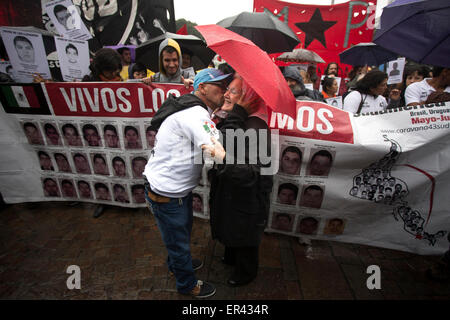 (150527) -- BUENOS AIRES, 27 mai 2015 (Xinhua) -- Mario Cesar Gonzalez (L), père de l'élève manquant Cesar Gonzalez Hernandez de l'École Normale Rurale 'Raul Isidro Burgos' d'Ayotzinapa, Mexique, accueille Nora Cortinas (R), membre de l'association Mères de la Place de mai, lors de la "Caravane" de l'Amérique du Sud 43 à Buenos Aires, Argentine, le 26 mai 2015. Selon la presse locale, les parents et les proches des disparus les étudiants de l'École Normale Rurale 'Raul Isidro Burgos' d'Ayotzinapa réalisé le '43' caravane d'Amérique du Sud à la recherche de soutien et d'annoncer leurs offres après gie Banque D'Images