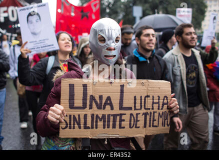 (150527) -- BUENOS AIRES, 27 mai 2015 (Xinhua) -- les parents des élèves absents de l'École Normale Rurale 'Raul Isidro Burgos' d'Ayotzinapa, Mexique, prendre part à la "Caravane" de l'Amérique du Sud 43, avec les organisations sociales et les résidents du Mexique à l'Argentine, à Buenos Aires, Argentine, le 26 mai 2015. Selon la presse locale, les parents et les proches des disparus les étudiants de l'École Normale Rurale 'Raul Isidro Burgos' d'Ayotzinapa réalisé le '43' caravane d'Amérique du Sud à la recherche de soutien et d'annoncer leurs offres après huit mois de la disparition. (Xinhua/Martin Zabala) ( Banque D'Images