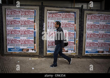 Buenos Aires, Argentine. 26 mai, 2015. Une personne marche en face de bannières qui annoncent l'arrêt de 48 heures effectués par des travailleurs du secteur bancaire, à Buenos Aires, capitale de l'Argentine, le 26 mai 2015. L'arrêt est en demande d'une augmentation de salaire supérieure à 27  %, pourcentage proposé par le gouvernement argentin que le haut de la négociation salariale. © Martin Zabala/Xinhua/Alamy Live News Banque D'Images