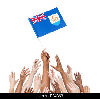 Human hand holding drapeau Anguilla parmi le groupe multi-ethnique de la part Banque D'Images