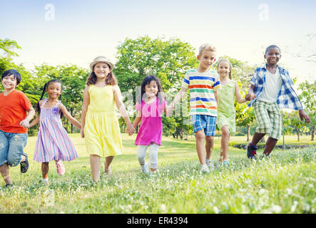 Les enfants dans le parc Banque D'Images