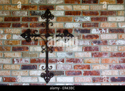 croix religieuse sur mur de brique Banque D'Images