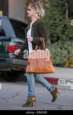 Sarah Michelle Gellar quitte le Andy LeCompte Salon portant un Yves Saint Laurent sac 'Muse' Avec : Sarah Michelle Gellar Où : Los Angeles, California, United States Quand : 21 novembre 2014 Source : WENN.com Banque D'Images