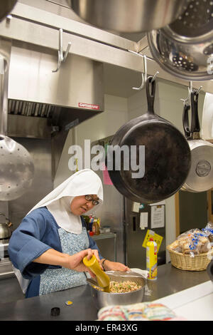 Virginia Dale, Colorado - Soeur Maria Josepha prépare la nourriture dans la cuisine de l'abbaye de St Walburga. Banque D'Images