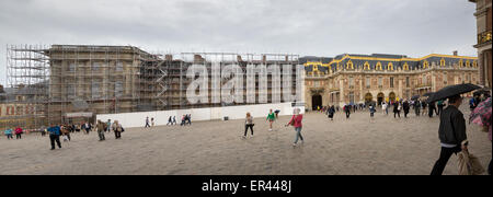 Vue panoramique montrant les touristes et la restauration et la préservation des échafaudages à l'extérieur du Château de Versailles, France Banque D'Images