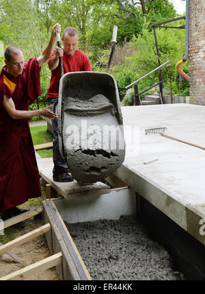 Paewesin, Allemagne. 20 mai, 2015. Losang moine Kyabchok (L) aide monk Losang Trinley, travaille actuellement sur la terrasse sur le monastère Bouddhiste Ganden Tashi Choeling dans Paewesin, Allemagne, 20 mai 2015. Autour de 50 moines, moniales, et laybrothers réside dans le monastère, qui s'est installée dans un ancien domaine house il y a 12 ans. L'afflux croissant des clients venus de l'Europe et l'Asie a nécessité l'agrandissement et de rénovation. Les groupes scolaires ont été de plus en plus entrée dans le cadre d'enseignements religieux. Photo : BERND SETTNIK/dpa/Alamy Live News Banque D'Images