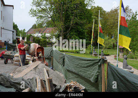 Paewesin, Allemagne. 20 mai, 2015. Les travaux de construction dans le parc de l'Ganden Tashi Choeling monastère bouddhiste dans Paewesin, Allemagne, 20 mai 2015. Autour de 50 moines, moniales, et laybrothers réside dans le monastère, qui s'est installée dans un ancien domaine house il y a 12 ans. L'afflux croissant des clients venus de l'Europe et l'Asie a nécessité l'agrandissement et de rénovation. Les groupes scolaires ont été de plus en plus entrée dans le cadre d'enseignements religieux. Photo : BERND SETTNIK/dpa/Alamy Live News Banque D'Images