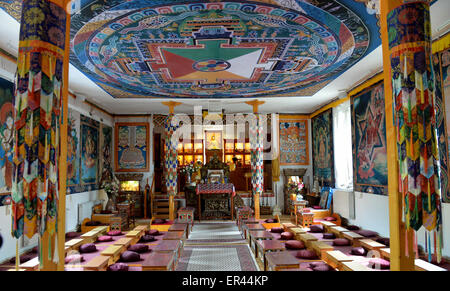 Paewesin, Allemagne. 20 mai, 2015. L'autel du monastère bouddhiste Ganden Tashi Choeling dans Paewesin, Allemagne, 20 mai 2015. Autour de 50 moines, moniales, et laybrothers réside dans le monastère, qui s'est installée dans un ancien domaine house il y a 12 ans. L'afflux croissant des clients venus de l'Europe et l'Asie a nécessité l'agrandissement et de rénovation. Les groupes scolaires ont été de plus en plus entrée dans le cadre d'enseignements religieux. Photo : BERND SETTNIK/dpa/Alamy Live News Banque D'Images