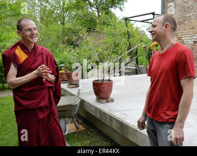 Paewesin, Allemagne. 20 mai, 2015. Losang moine Kyabchok (L) s'entretient avec monk Losang Trinley, travaille actuellement sur la terrasse sur le monastère Bouddhiste Ganden Tashi Choeling dans Paewesin, Allemagne, 20 mai 2015. Autour de 50 moines, moniales, et laybrothers réside dans le monastère, qui s'est installée dans un ancien domaine house il y a 12 ans. L'afflux croissant des clients venus de l'Europe et l'Asie a nécessité l'agrandissement et de rénovation. Les groupes scolaires ont été de plus en plus entrée dans le cadre d'enseignements religieux. Photo : BERND SETTNIK/dpa/Alamy Live News Banque D'Images