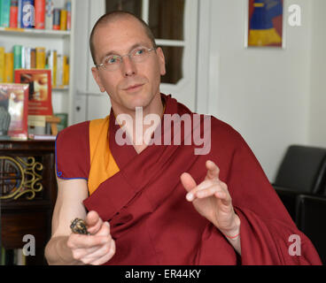 Paewesin, Allemagne. 20 mai, 2015. Losang moine dans la bibliothèque Kyabchok au monastère bouddhiste Ganden Tashi Choeling dans Paewesin, Allemagne, 20 mai 2015. Autour de 50 moines, moniales, et laybrothers réside dans le monastère, qui s'est installée dans un ancien domaine house il y a 12 ans. L'afflux croissant des clients venus de l'Europe et l'Asie a nécessité l'agrandissement et de rénovation. Les groupes scolaires ont été de plus en plus entrée dans le cadre d'enseignements religieux. Photo : BERND SETTNIK/dpa/Alamy Live News Banque D'Images