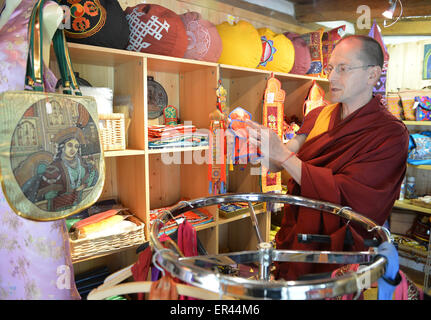 Paewesin, Allemagne. 20 mai, 2015. Dans le Kyabchok Losang moine distributeur magasin au monastère bouddhiste Ganden Tashi Choeling dans Paewesin, Allemagne, 20 mai 2015. Autour de 50 moines, moniales, et laybrothers réside dans le monastère, qui s'est installée dans un ancien domaine house il y a 12 ans. L'afflux croissant des clients venus de l'Europe et l'Asie a nécessité l'agrandissement et de rénovation. Les groupes scolaires ont été de plus en plus entrée dans le cadre d'enseignements religieux. Photo : BERND SETTNIK/dpa/Alamy Live News Banque D'Images