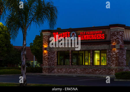 Un restaurant Wendy's Modesto en Californie dans la nuit Banque D'Images