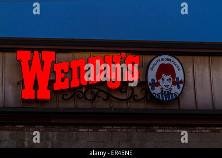 Un restaurant Wendy's Modesto en Californie dans la nuit Banque D'Images