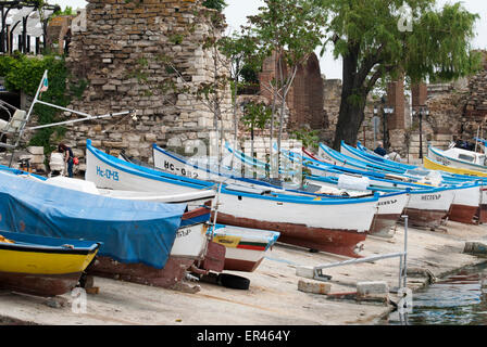 Les bateaux de pêche amarrés au port de Nessebar, Bulgarie Banque D'Images