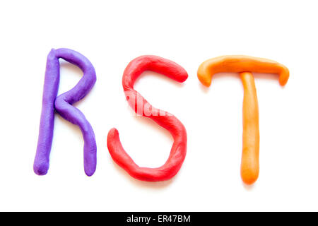 Lettres de plasticine RST isolé sur fond blanc Banque D'Images