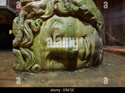 ISTANBUL, TURQUIE - le 16 juillet 2014 : bases de colonne Medusa dans la Citerne Basilique, Istanbul, Turquie. Yerebatan Saray est l'une des favorite Banque D'Images